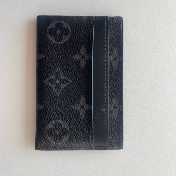 Selling a Louise Vuitton card holder item is in good shape. Will come with box - Picture 5 of 10